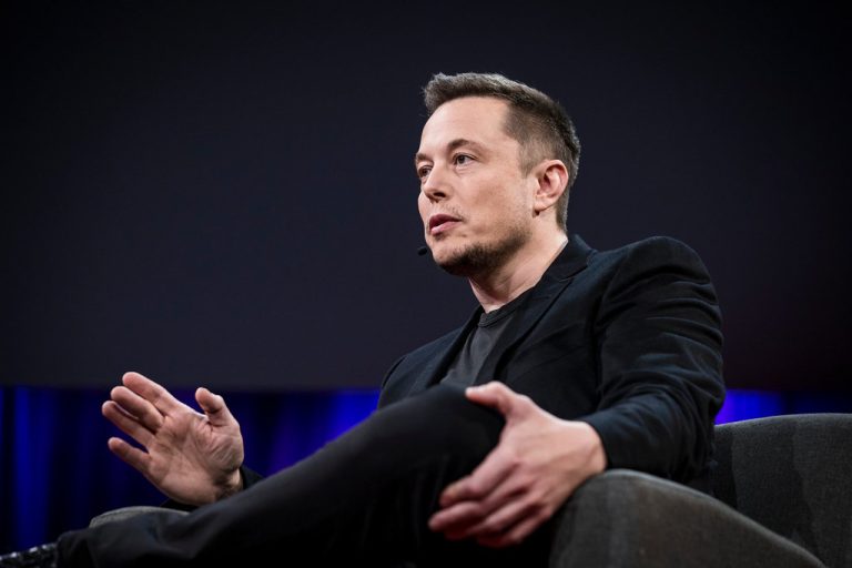 Affari ed estrema destra: Elon Musk tira dritto