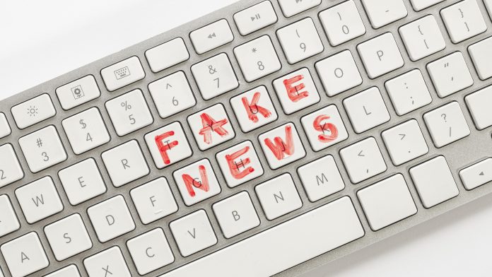 tastiera-con-fake-news